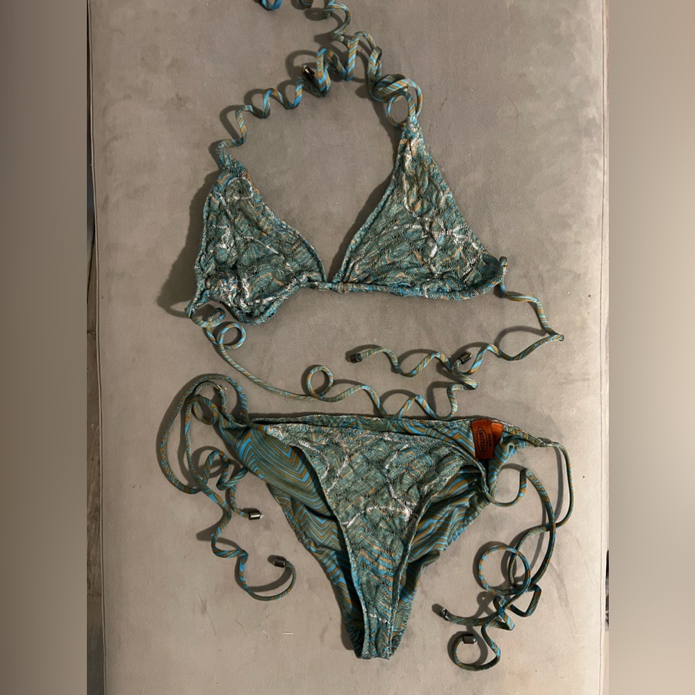 Beautiful and reversible, Fits size 42 European luxurious Bikini!